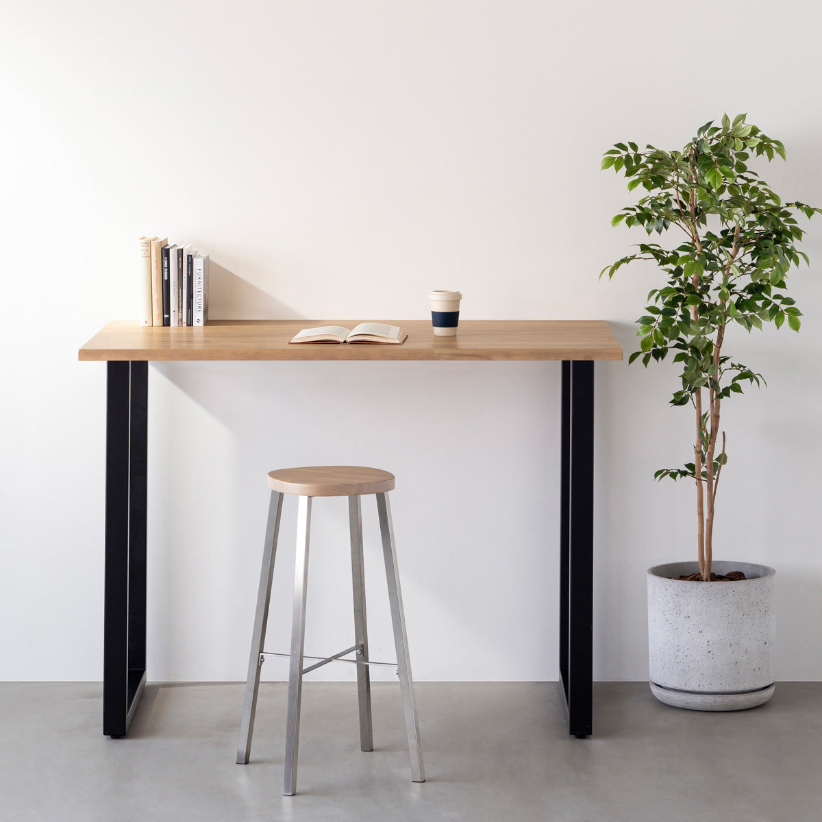 KANADEMONOのラバーウッド アッシュグレーRound座面とステンレスのSlant Bar脚を合わせたシンプルモダンなハイスツール（使用例）