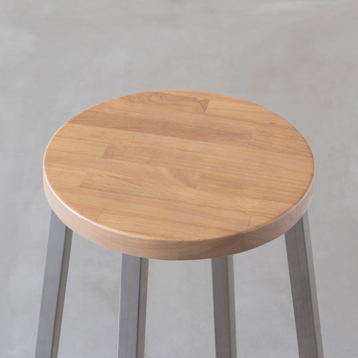 KANADEMONOのラバーウッド アッシュグレーRound座面とステンレスのSlant Bar脚を合わせたシンプルモダンなハイスツール（座面）