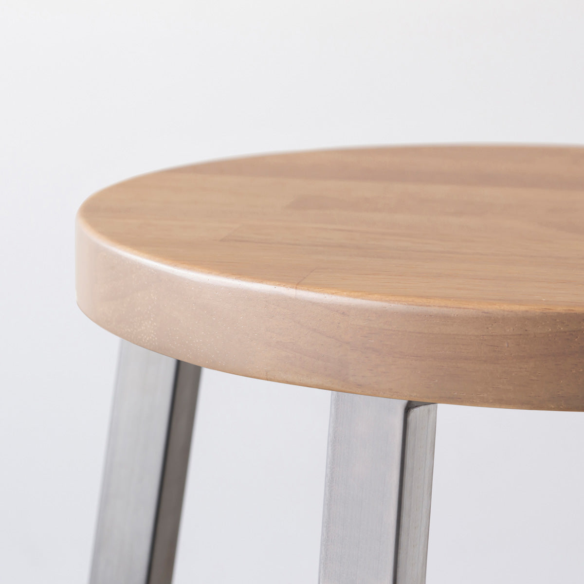 KANADEMONOのラバーウッド アッシュグレーRound座面とステンレスのSlant Bar脚を合わせたシンプルモダンなハイスツール（座面側面）