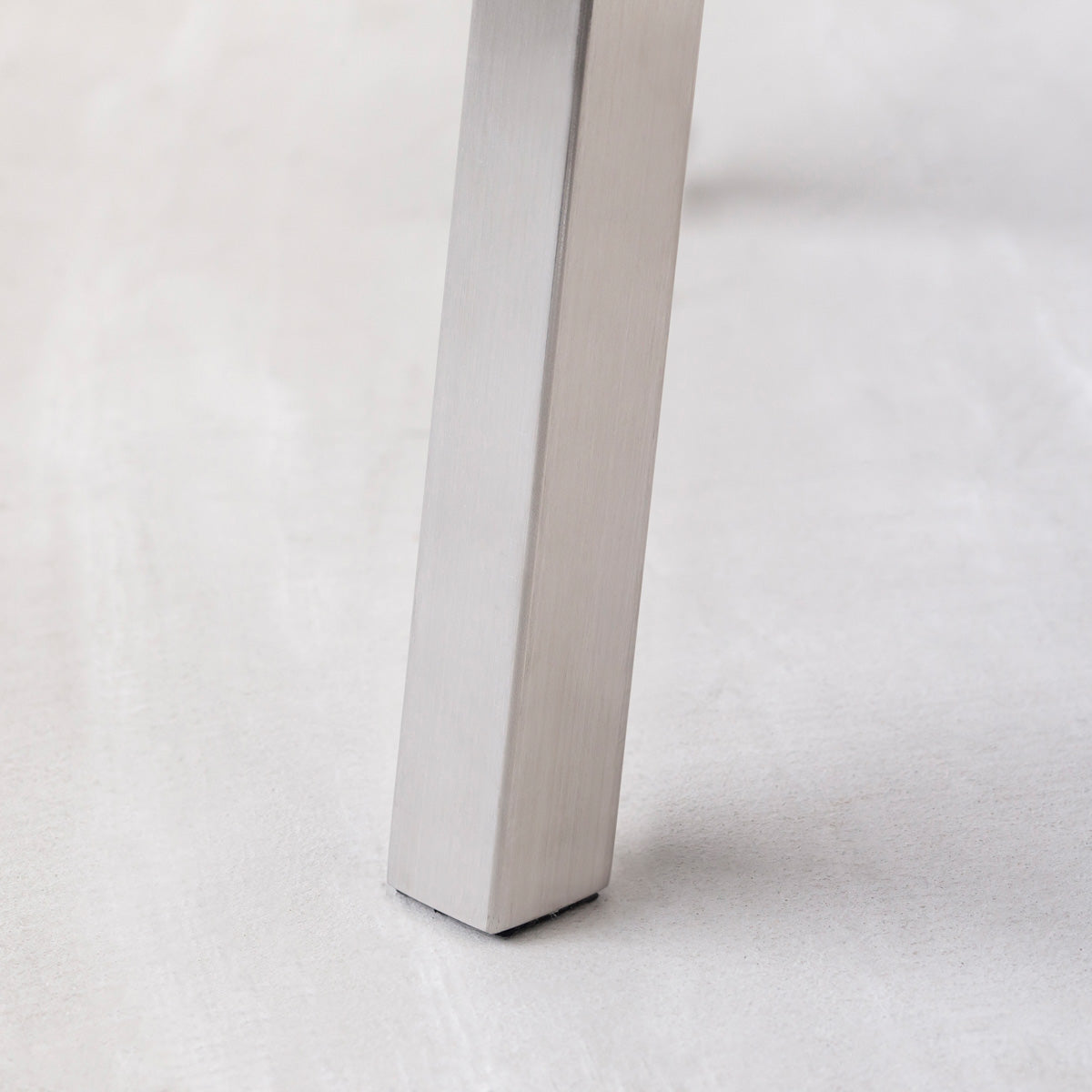 KANADEMONOのラバーウッド アッシュグレーRound座面とステンレスのSlant Bar脚を合わせたシンプルモダンなハイスツール（脚下部）