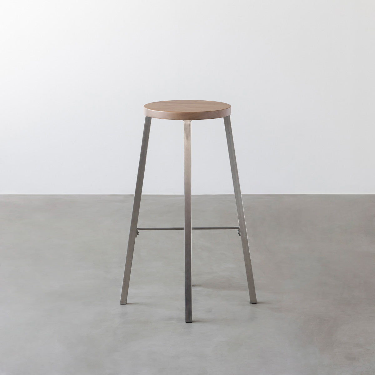 KANADEMONOのラバーウッド アッシュグレーRound座面とステンレスのSlant Bar脚を合わせたシンプルモダンなハイスツール2