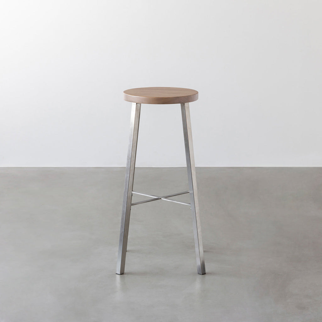 KANADEMONOのラバーウッド アッシュグレーRound座面とステンレスのSlant Bar脚を合わせたシンプルモダンなハイスツール3