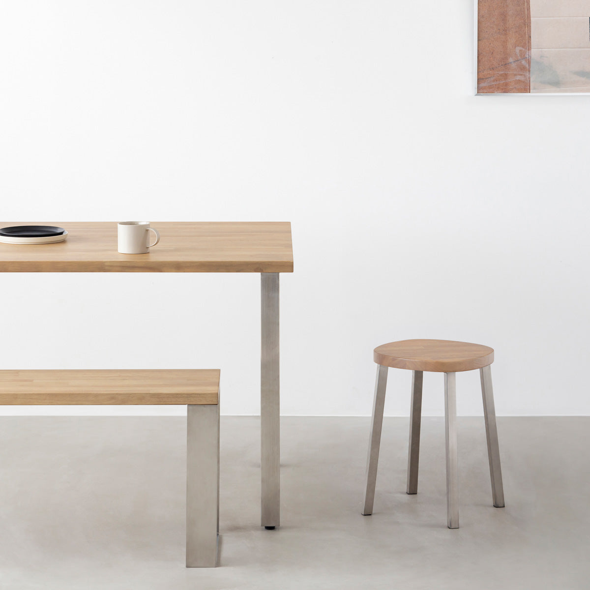 KANADEMONOのラバーウッド アッシュグレーSquircle座面とステンレスのSlant Bar脚を合わせたシンプルモダンなスツール（使用例）