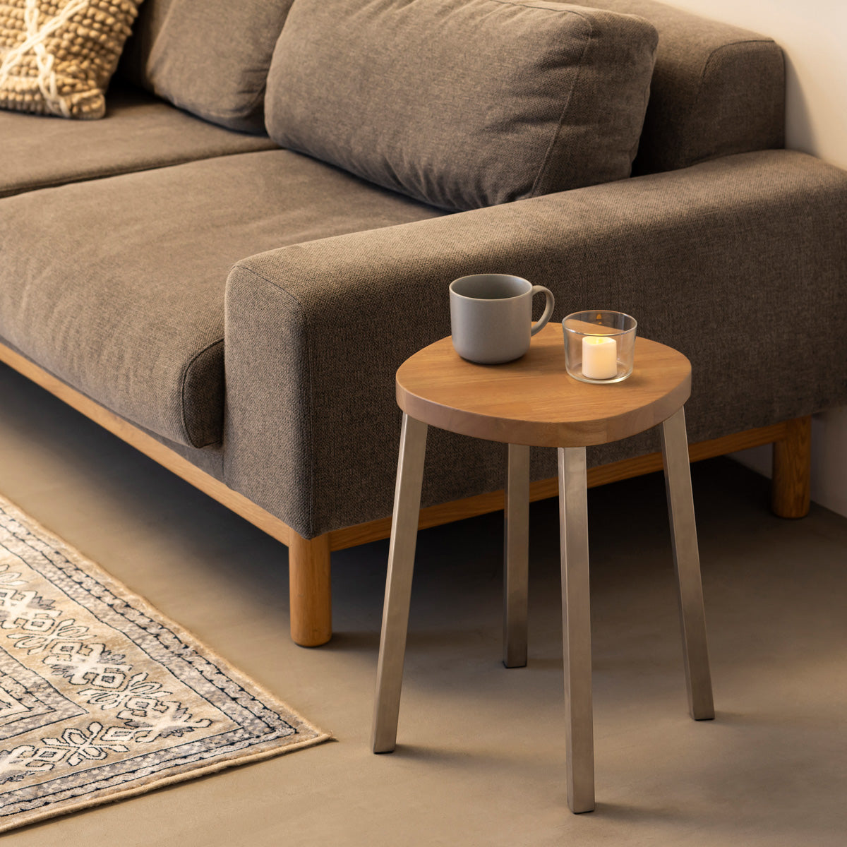 KANADEMONOのラバーウッド アッシュグレーSquircle座面とステンレスのSlant Bar脚を合わせたシンプルモダンなスツール（使用例2）