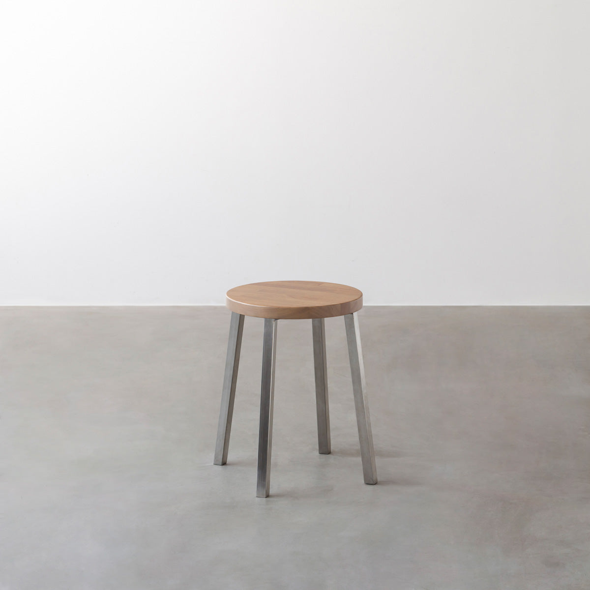 KANADEMONOのラバーウッド アッシュグレーRound座面とステンレスのSlant Bar脚を合わせたシンプルモダンなスツール