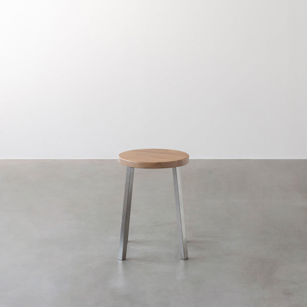 KANADEMONOのラバーウッド アッシュグレーRound座面とステンレスのSlant Bar脚を合わせたシンプルモダンなスツール2