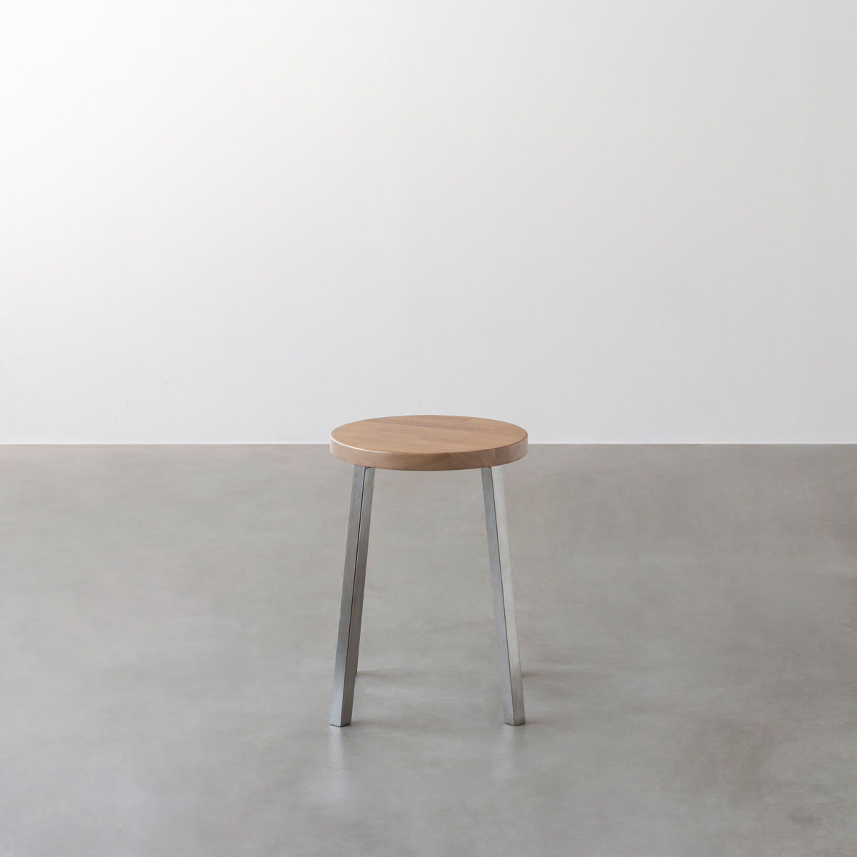 KANADEMONOのラバーウッド アッシュグレーRound座面とステンレスのSlant Bar脚を合わせたシンプルモダンなスツール2