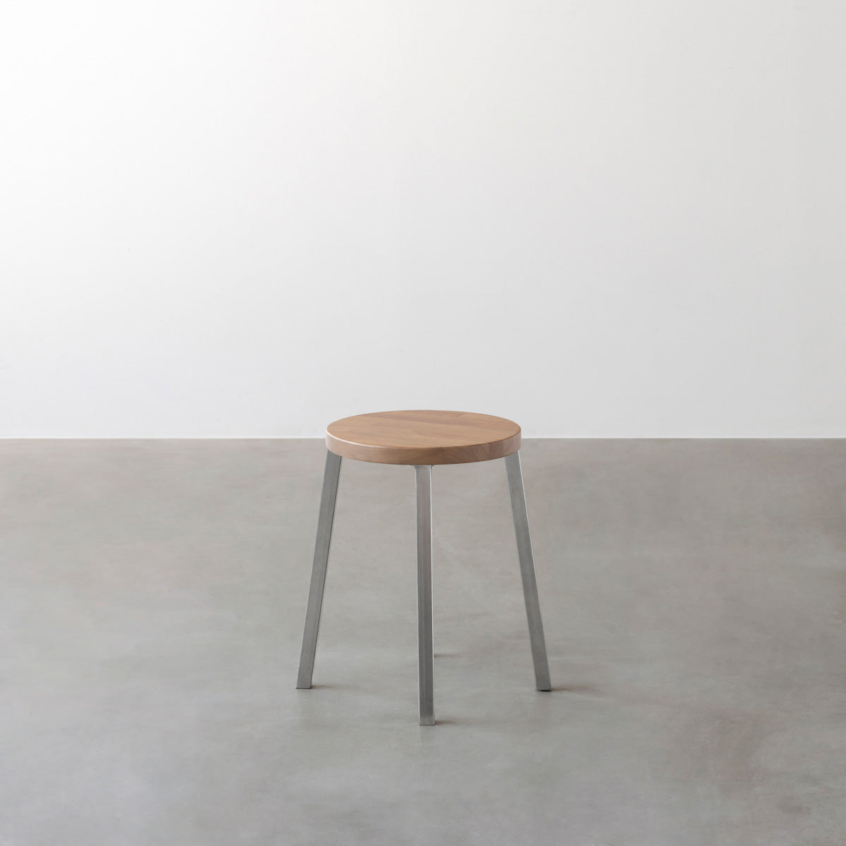 KANADEMONOのラバーウッド アッシュグレーRound座面とステンレスのSlant Bar脚を合わせたシンプルモダンなスツール3