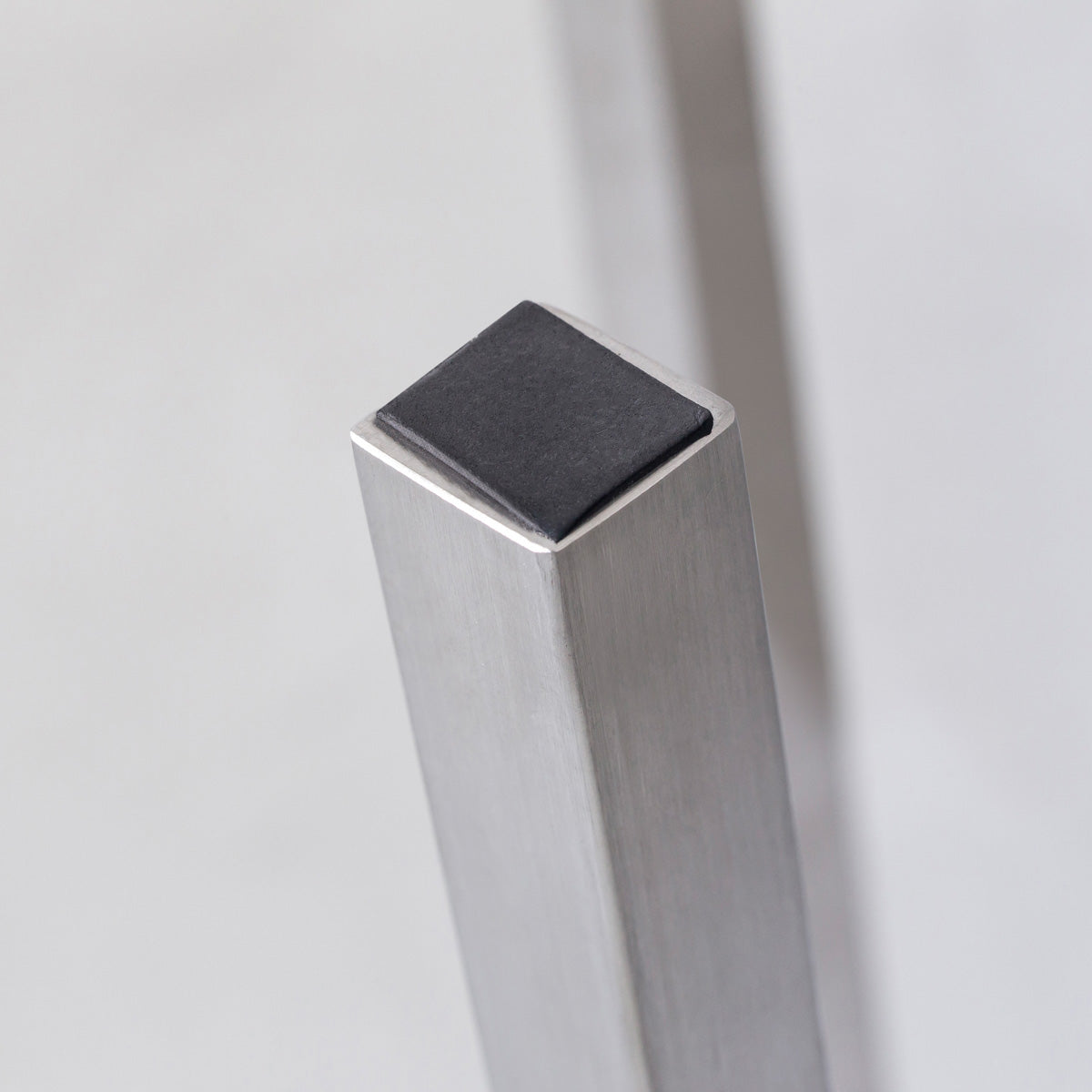 KANADEMONOのラバーウッド アッシュグレーRound座面とステンレスのSlant Bar脚を合わせたシンプルモダンなスツール（脚裏面）