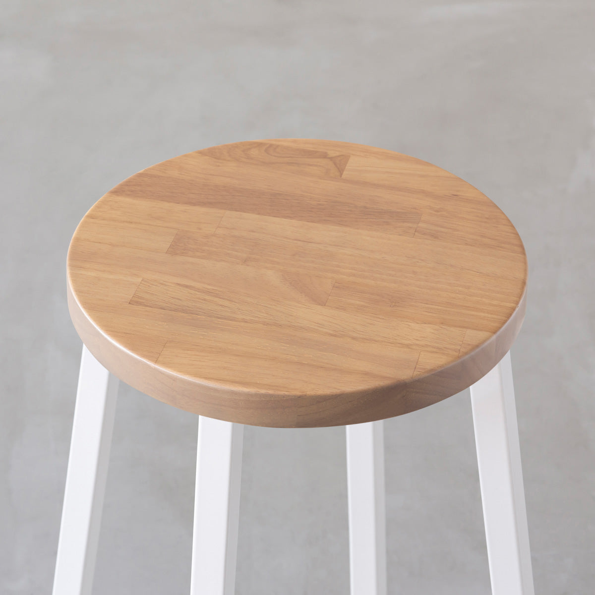 KANADEMONOのラバーウッド アッシュグレーRound座面とホワイトのSlant Bar脚を合わせたシンプルモダンなハイスツール（座面）