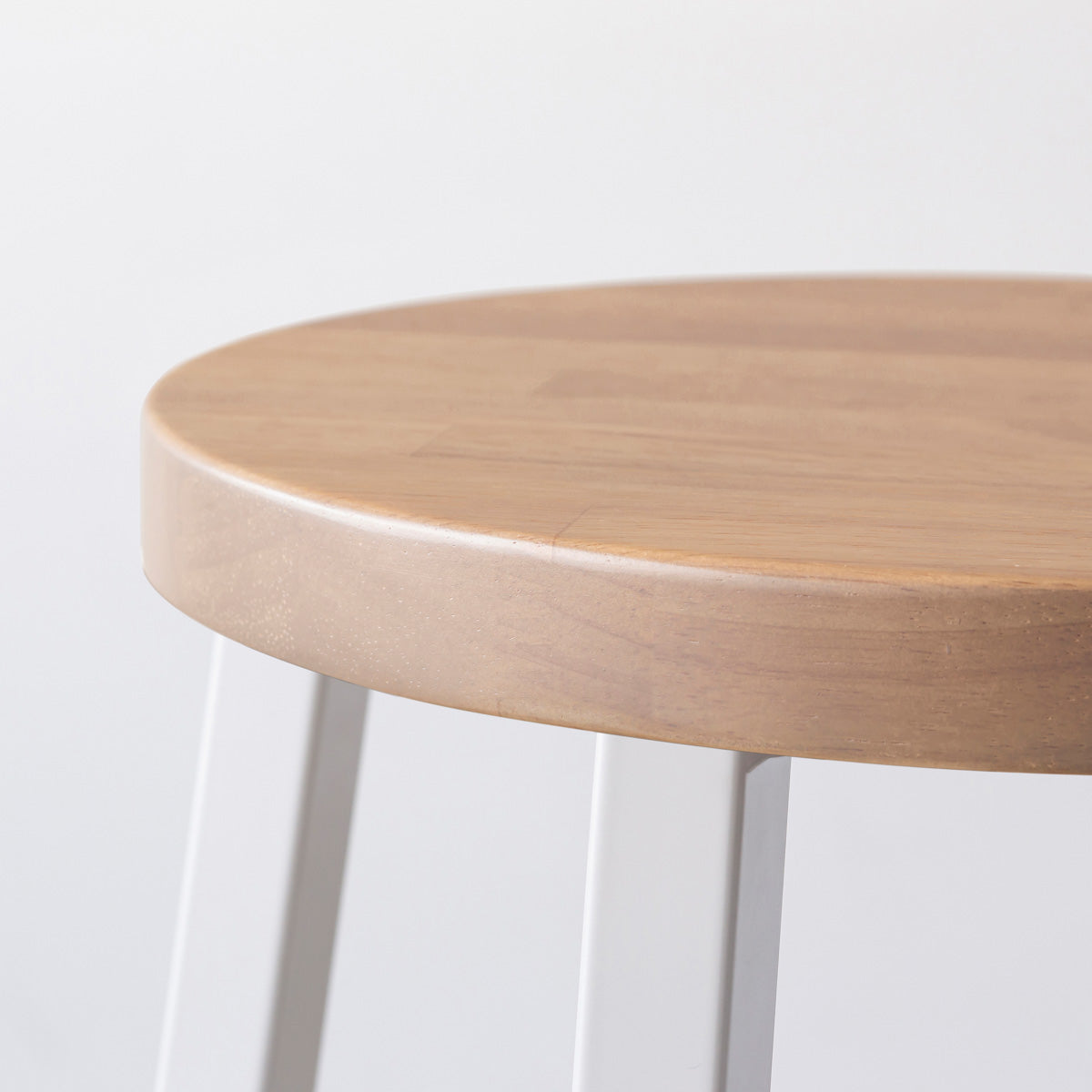 KANADEMONOのラバーウッド アッシュグレーRound座面とホワイトのSlant Bar脚を合わせたシンプルモダンなハイスツール（座面側面）