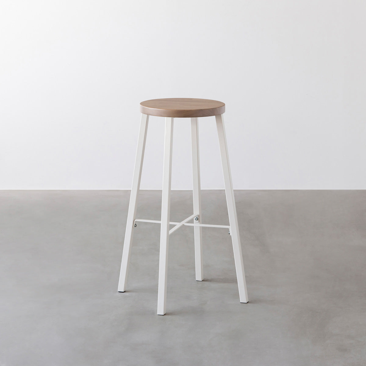 KANADEMONOのラバーウッド アッシュグレーRound座面とホワイトのSlant Bar脚を合わせたシンプルモダンなハイスツール