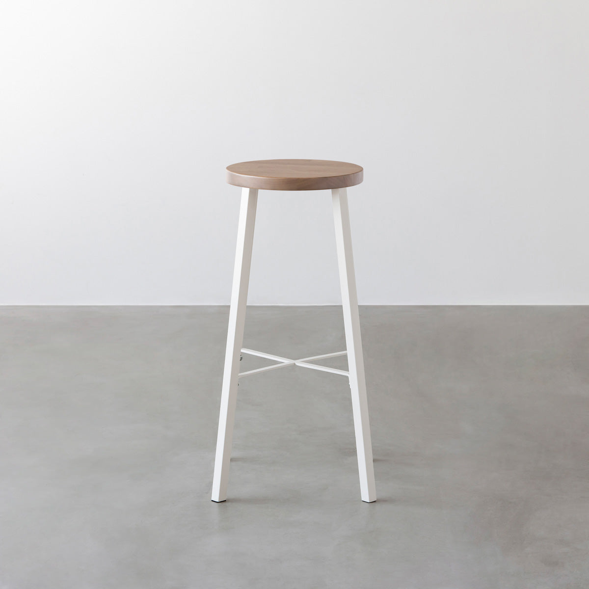 KANADEMONOのラバーウッド アッシュグレーRound座面とホワイトのSlant Bar脚を合わせたシンプルモダンなハイスツール3