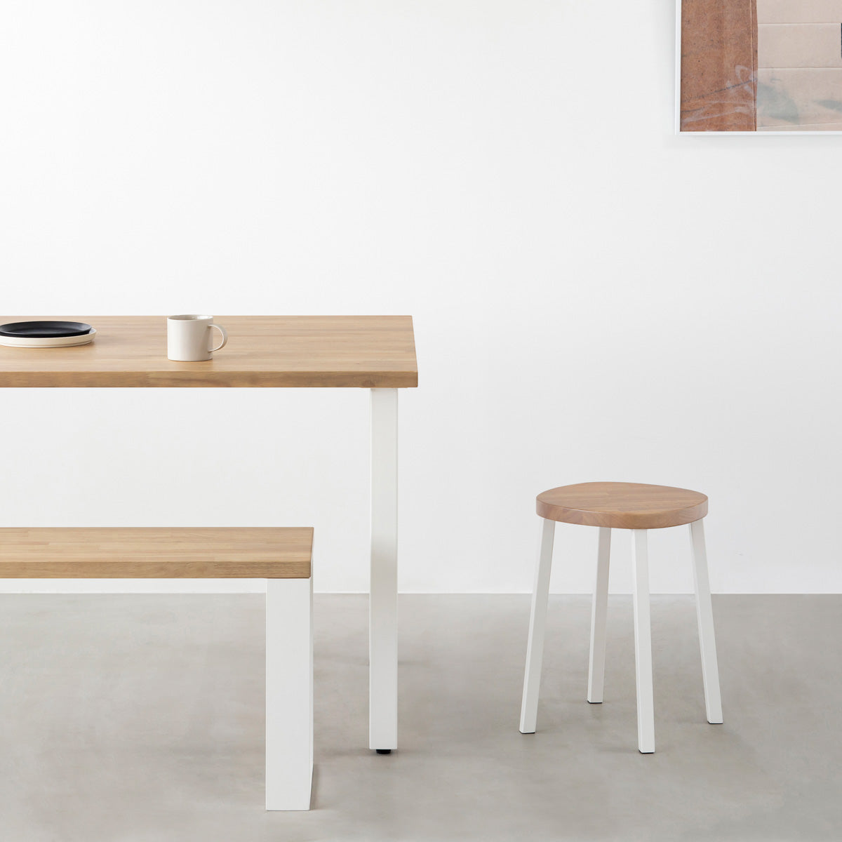 KANADEMONOのラバーウッド アッシュグレーSquircle座面とホワイトのSlant Bar脚を合わせたシンプルモダンなスツール（使用例）