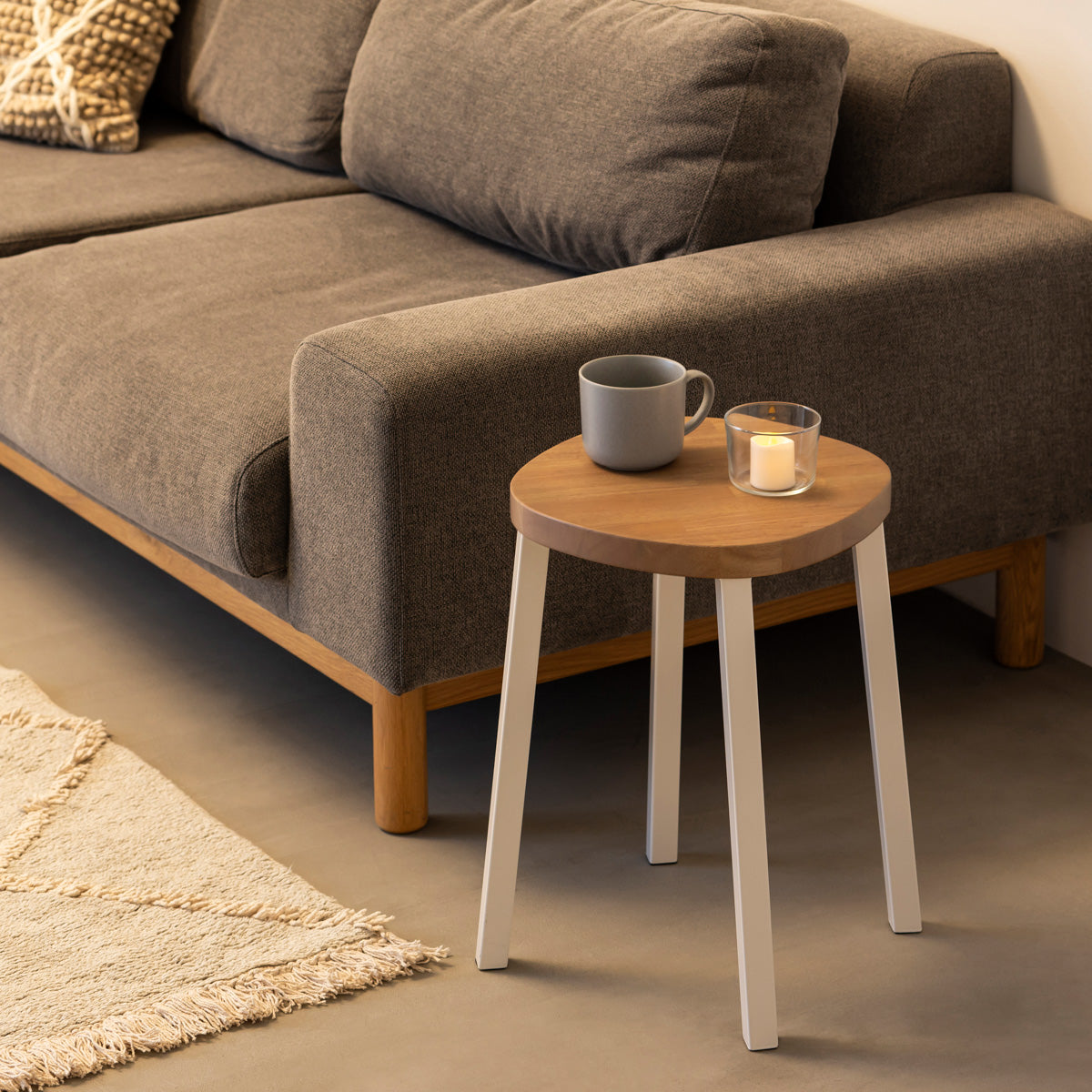 KANADEMONOのラバーウッド アッシュグレーSquircle座面とホワイトのSlant Bar脚を合わせたシンプルモダンなスツール（使用例2）