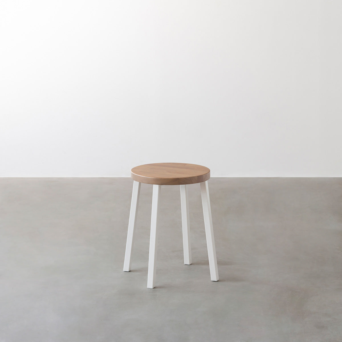 KANADEMONOのラバーウッド アッシュグレーRound座面とホワイトのSlant Bar脚を合わせたシンプルモダンなスツール