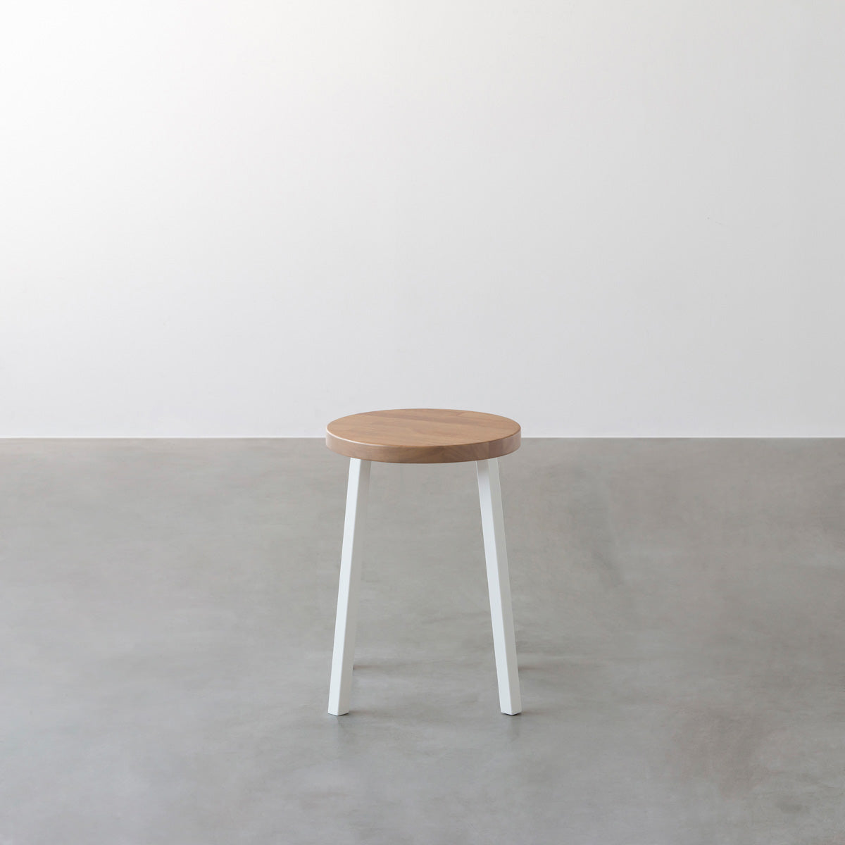 KANADEMONOのラバーウッド アッシュグレーRound座面とホワイトのSlant Bar脚を合わせたシンプルモダンなスツール2