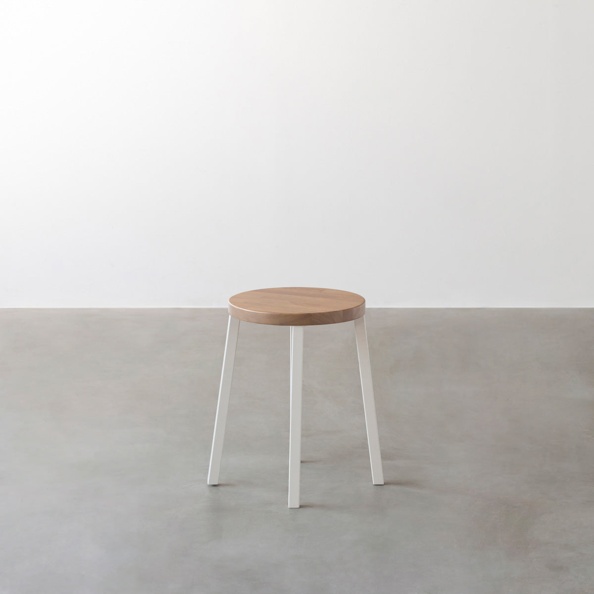 KANADEMONOのラバーウッド アッシュグレーRound座面とホワイトのSlant Bar脚を合わせたシンプルモダンなスツール3