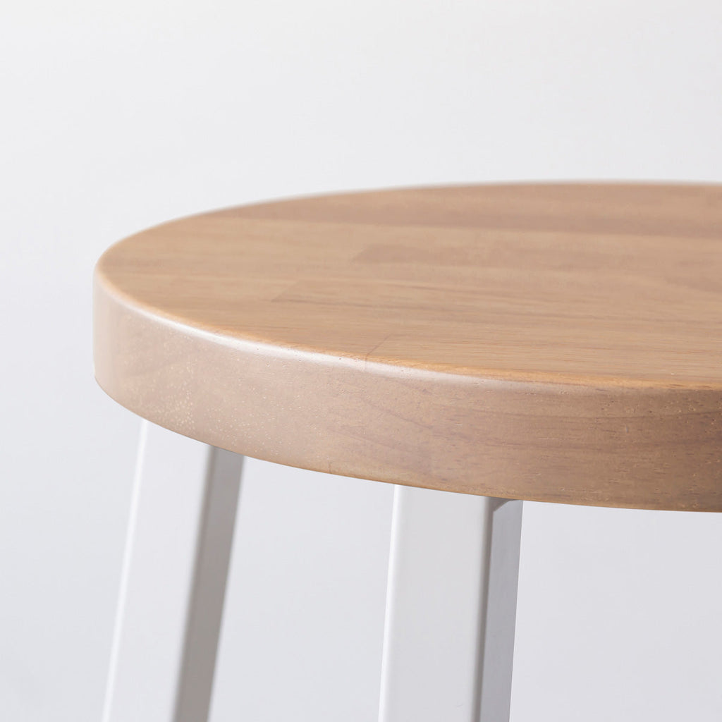 KANADEMONOのラバーウッド アッシュグレーRound座面とホワイトのSlant Bar脚を合わせたシンプルモダンなスツール（座面側面）