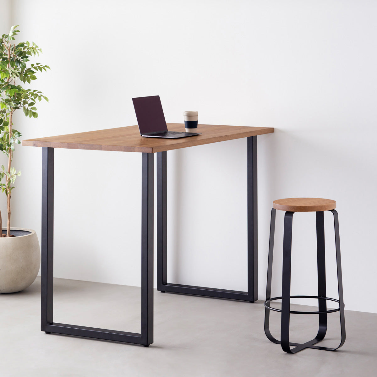 KANADEMONOの無垢ホワイトオーク Round座面とブラックのCross Plate脚を合わせたシンプルモダンなハイスツール（使用例）