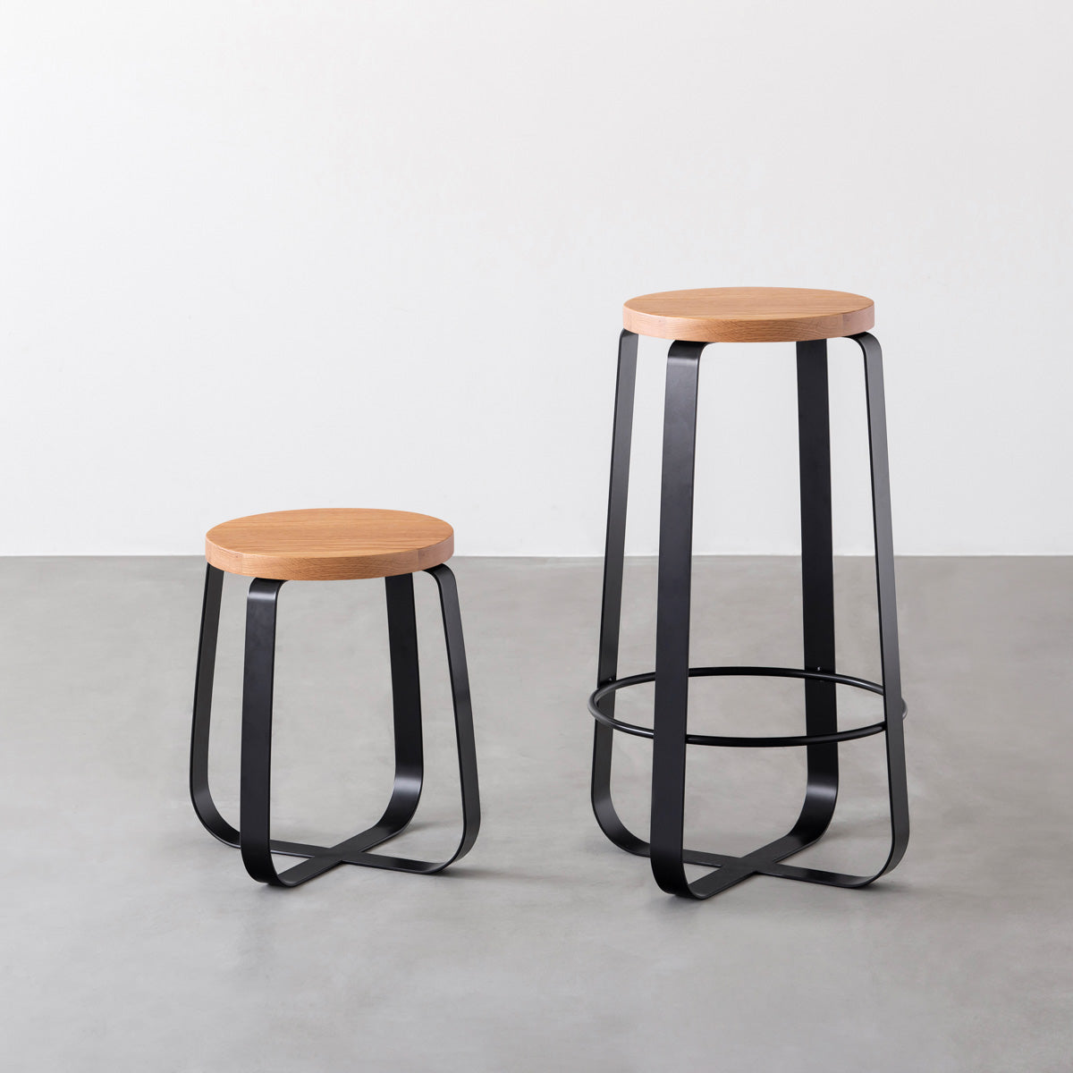KANADEMONOの無垢ホワイトオーク Round座面とブラックのCross Plate脚を合わせたシンプルモダンなハイスツール（スタンダード比較）