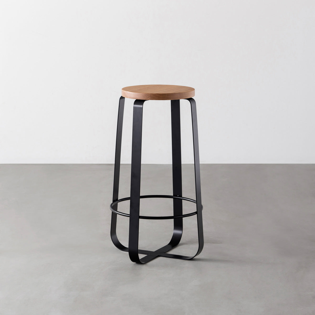 KANADEMONOの無垢ホワイトオーク Round座面とブラックのCross Plate脚を合わせたシンプルモダンなハイスツール