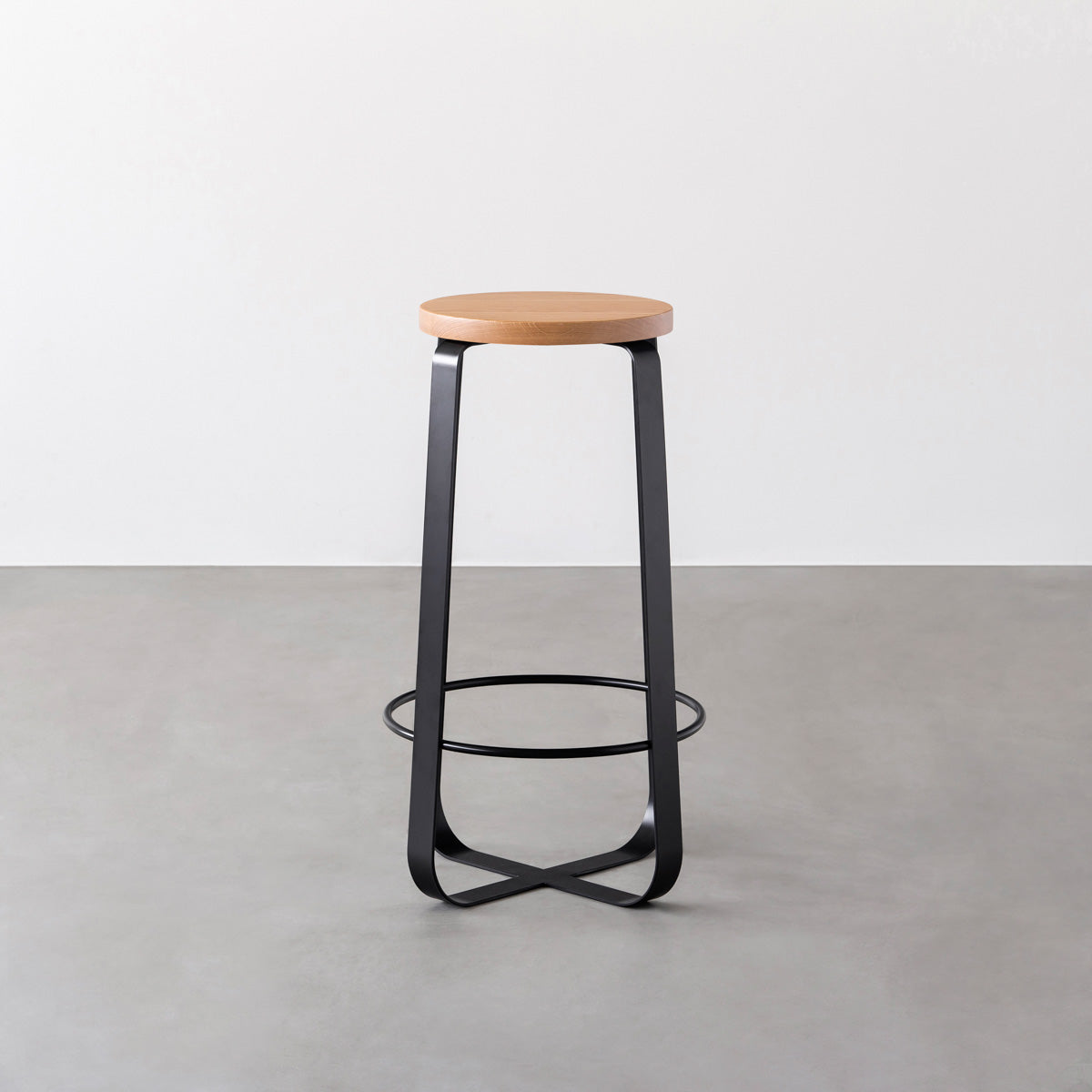 KANADEMONOの無垢ホワイトオーク Round座面とブラックのCross Plate脚を合わせたシンプルモダンなハイスツール2