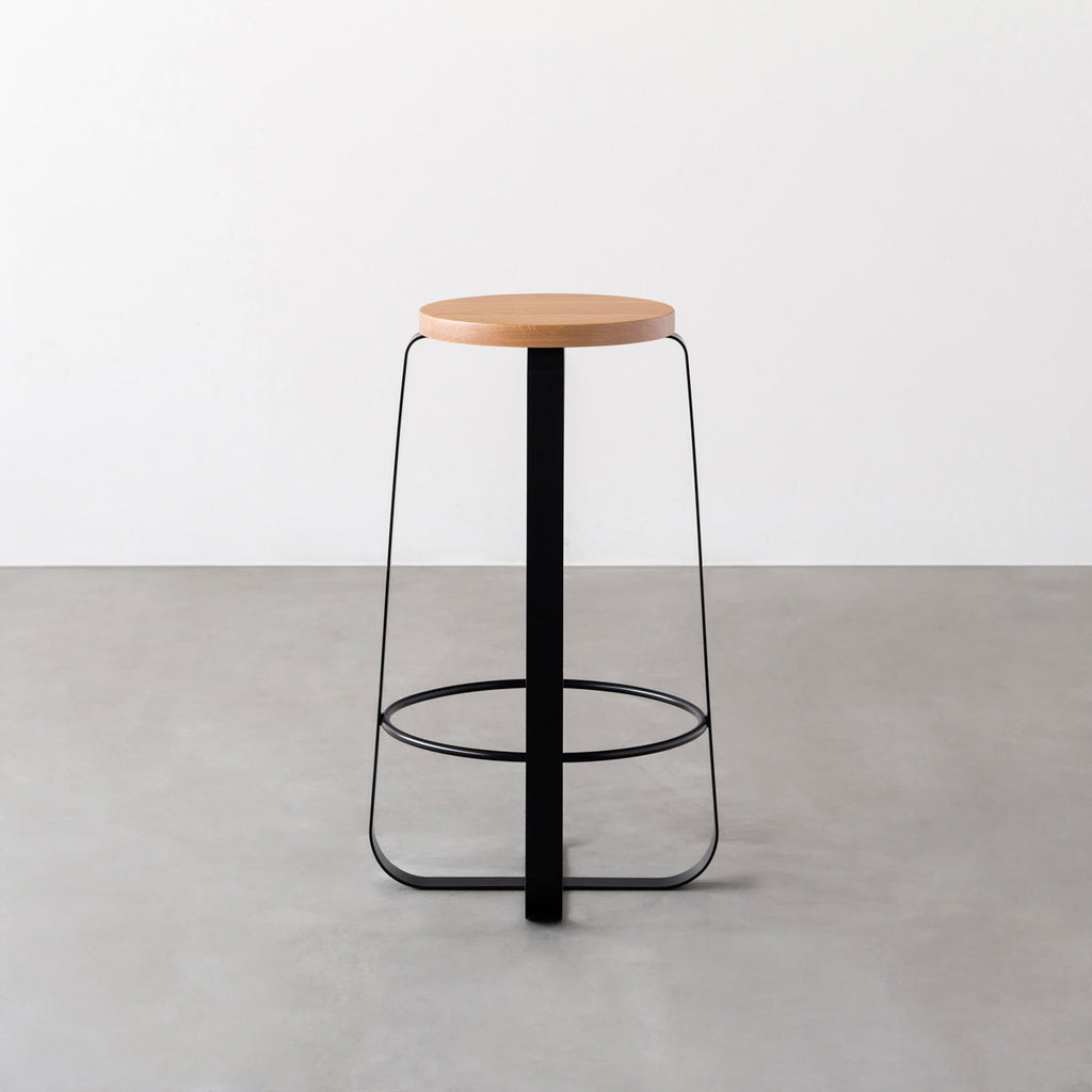 KANADEMONOの無垢ホワイトオーク Round座面とブラックのCross Plate脚を合わせたシンプルモダンなハイスツール3