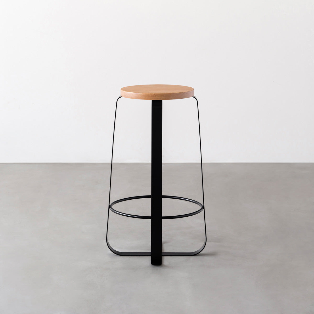 KANADEMONOの無垢ホワイトオーク Round座面とブラックのCross Plate脚を合わせたシンプルモダンなハイスツール3