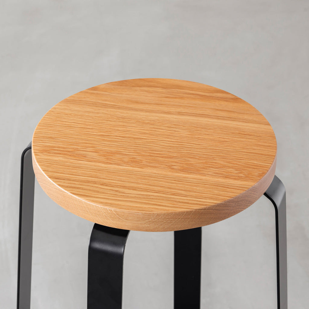 KANADEMONOの無垢ホワイトオーク Round座面とブラックのCross Plate脚を合わせたシンプルモダンなハイスツール（座面）