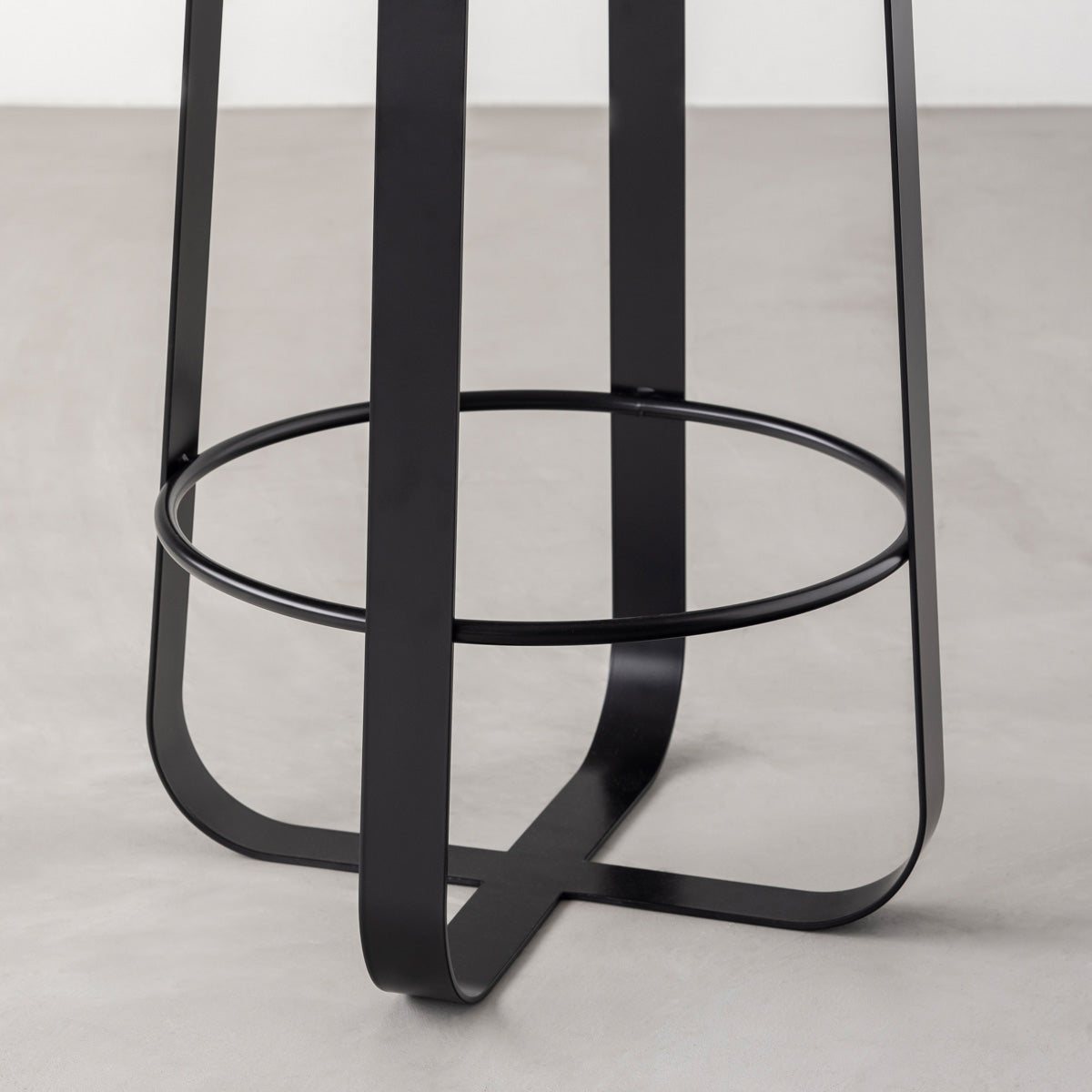 KANADEMONOの無垢ホワイトオーク Round座面とブラックのCross Plate脚を合わせたシンプルモダンなハイスツール（脚）