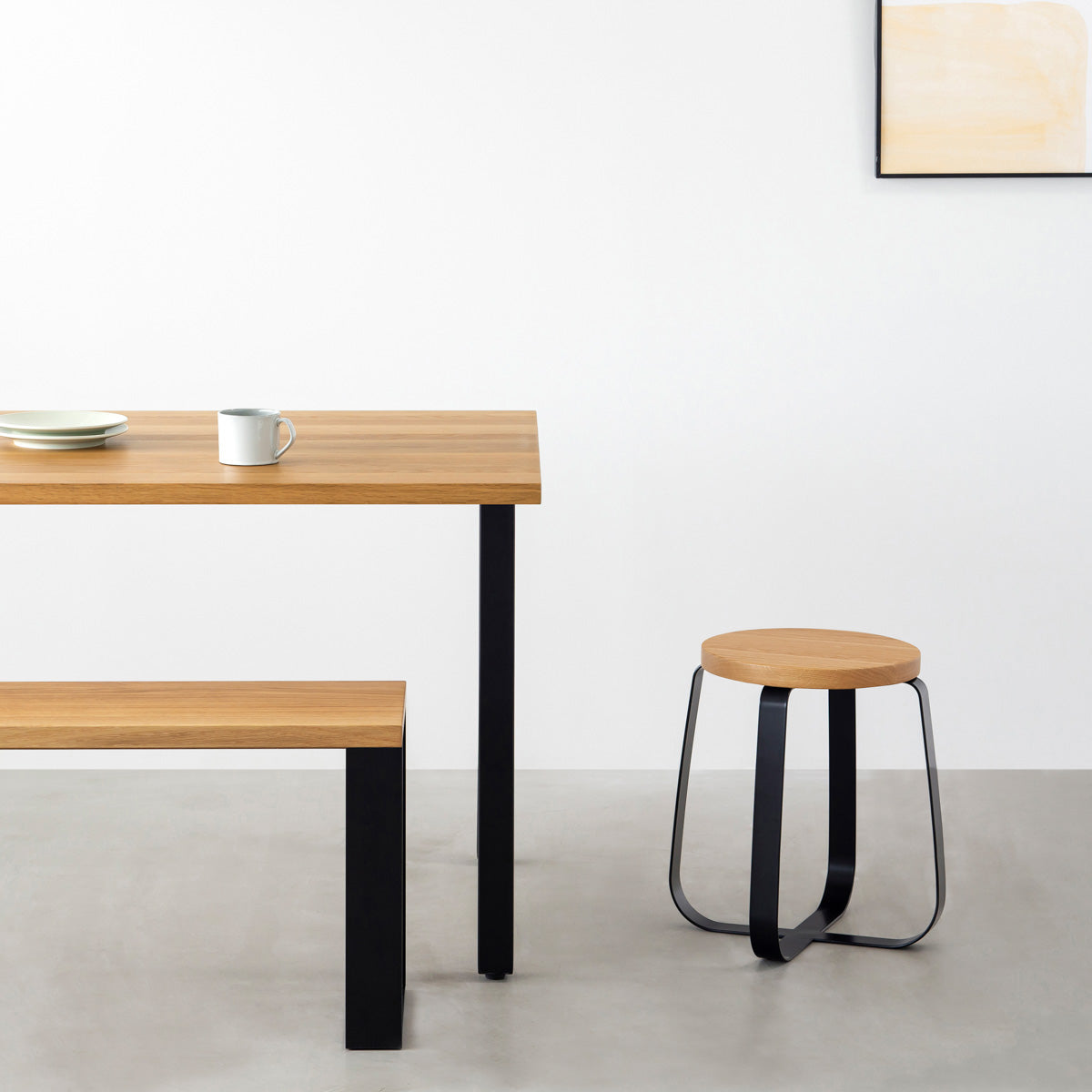 KANADEMONOの無垢ホワイトオーク Round座面とブラックのCross Plate脚を合わせたシンプルモダンなスツール（使用例）