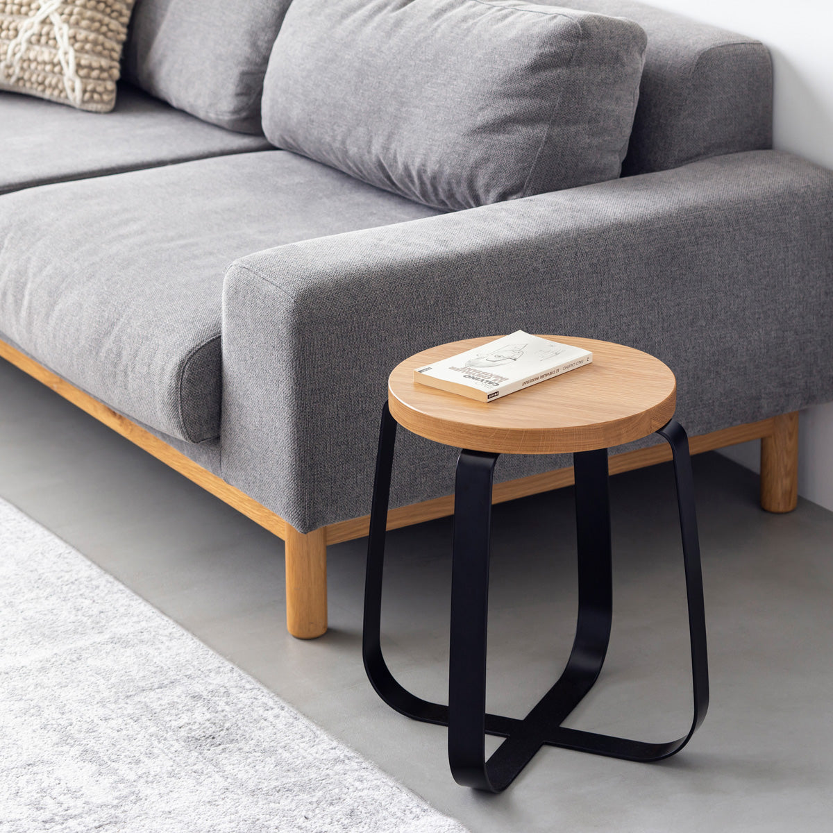 KANADEMONOの無垢ホワイトオーク Round座面とブラックのCross Plate脚を合わせたシンプルモダンなスツール（使用例2）