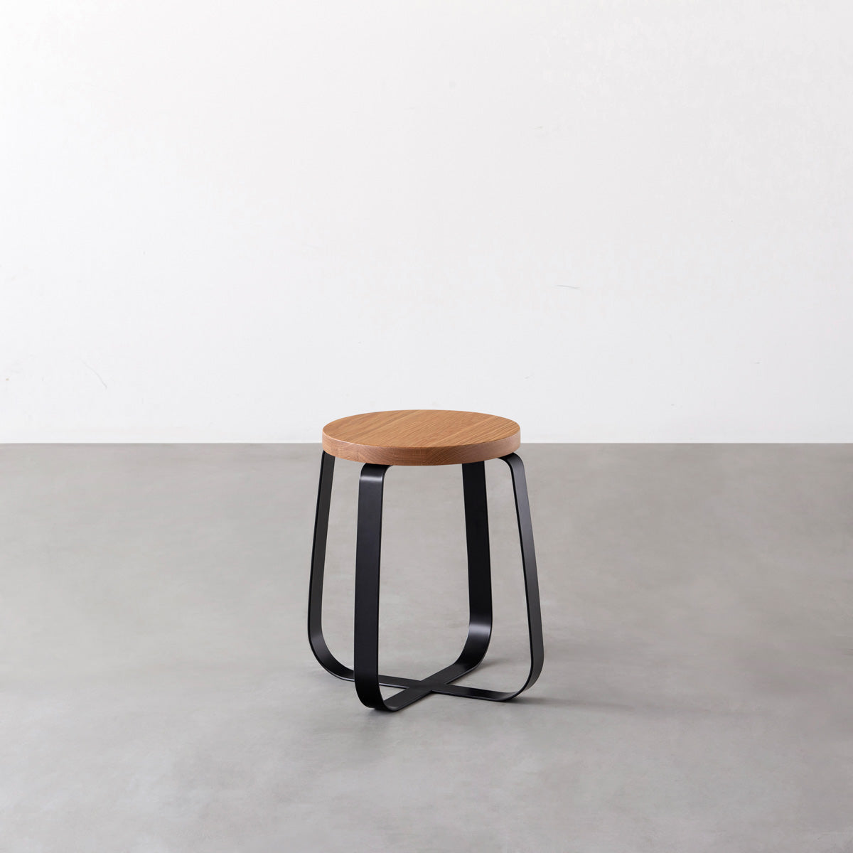 KANADEMONOの無垢ホワイトオーク Round座面とブラックのCross Plate脚を合わせたシンプルモダンなスツール