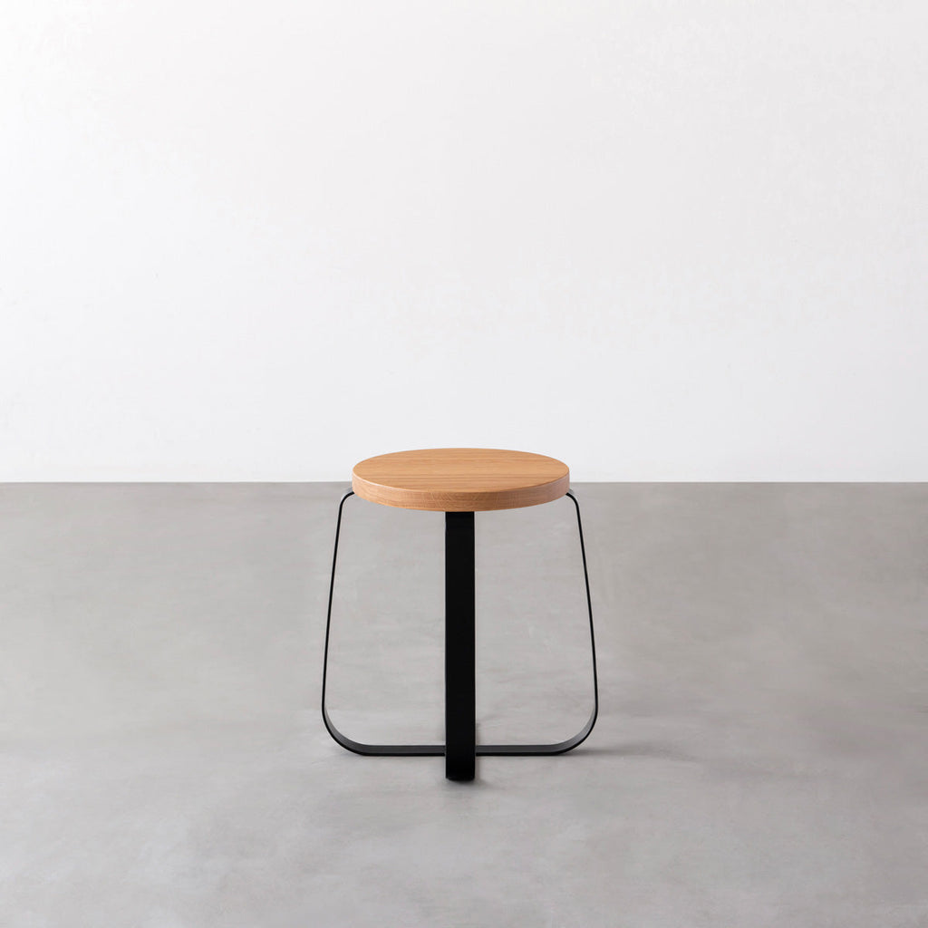 KANADEMONOの無垢ホワイトオーク Round座面とブラックのCross Plate脚を合わせたシンプルモダンなスツール3