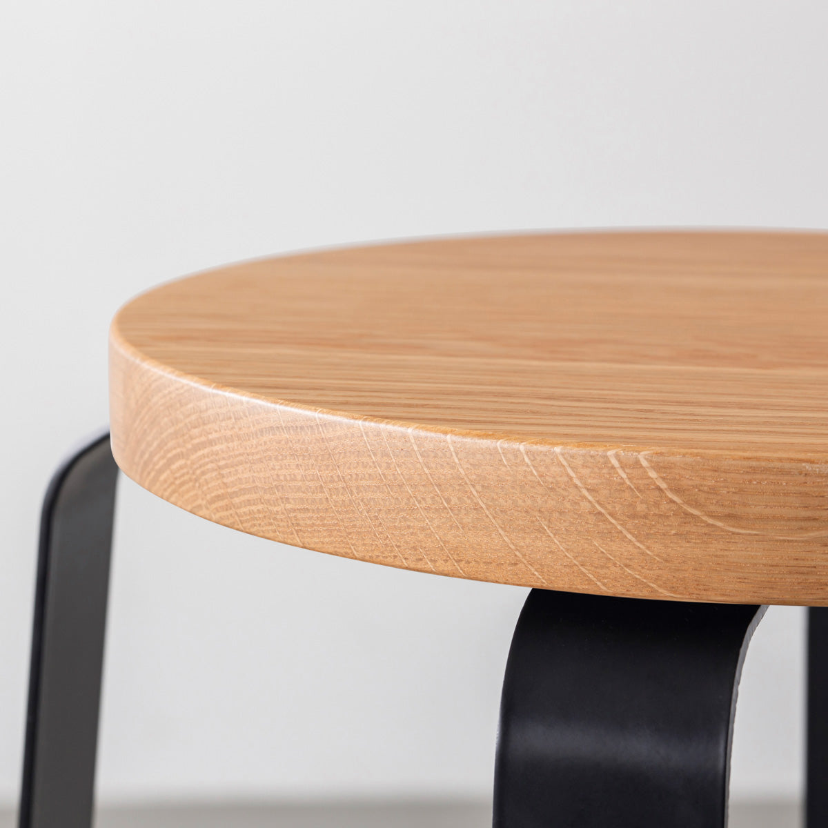 KANADEMONOの無垢ホワイトオーク Round座面とブラックのCross Plate脚を合わせたシンプルモダンなスツール（座面側面）