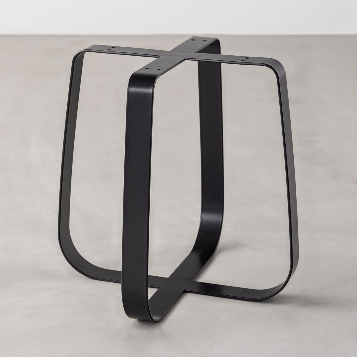 KANADEMONOの無垢ホワイトオーク Round座面とブラックのCross Plate脚を合わせたシンプルモダンなスツール（脚）