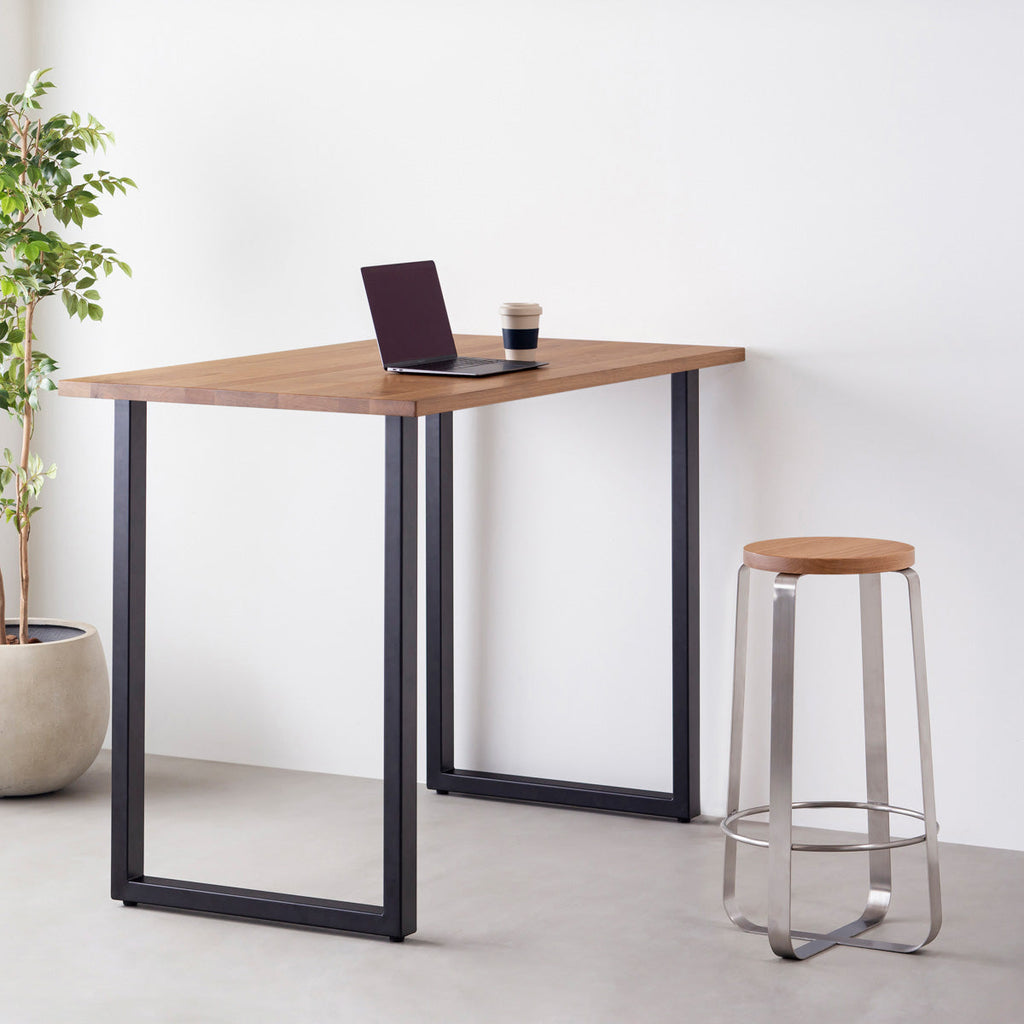 KANADEMONOの無垢ホワイトオーク Round座面とステンレスのCross Plate脚を合わせたシンプルモダンなハイスツール（使用例）