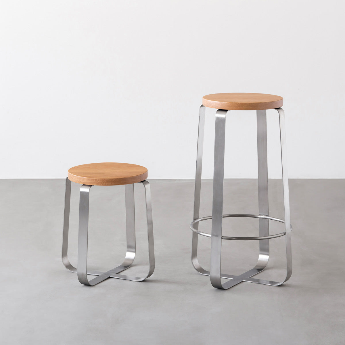KANADEMONOの無垢ホワイトオーク Round座面とステンレスのCross Plate脚を合わせたシンプルモダンなハイスツール（スタンダード比較）
