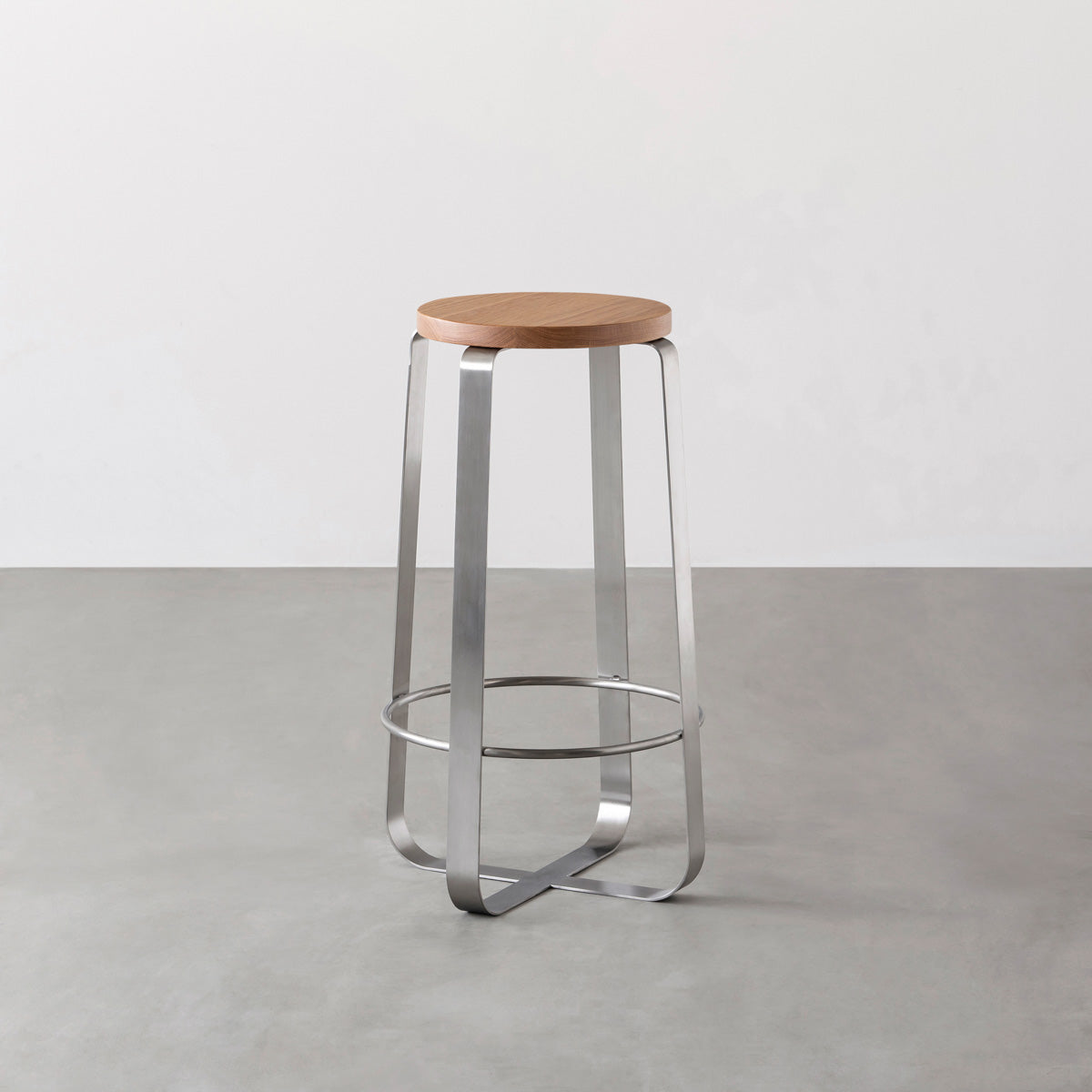 KANADEMONOの無垢ホワイトオーク Round座面とステンレスのCross Plate脚を合わせたシンプルモダンなハイスツール