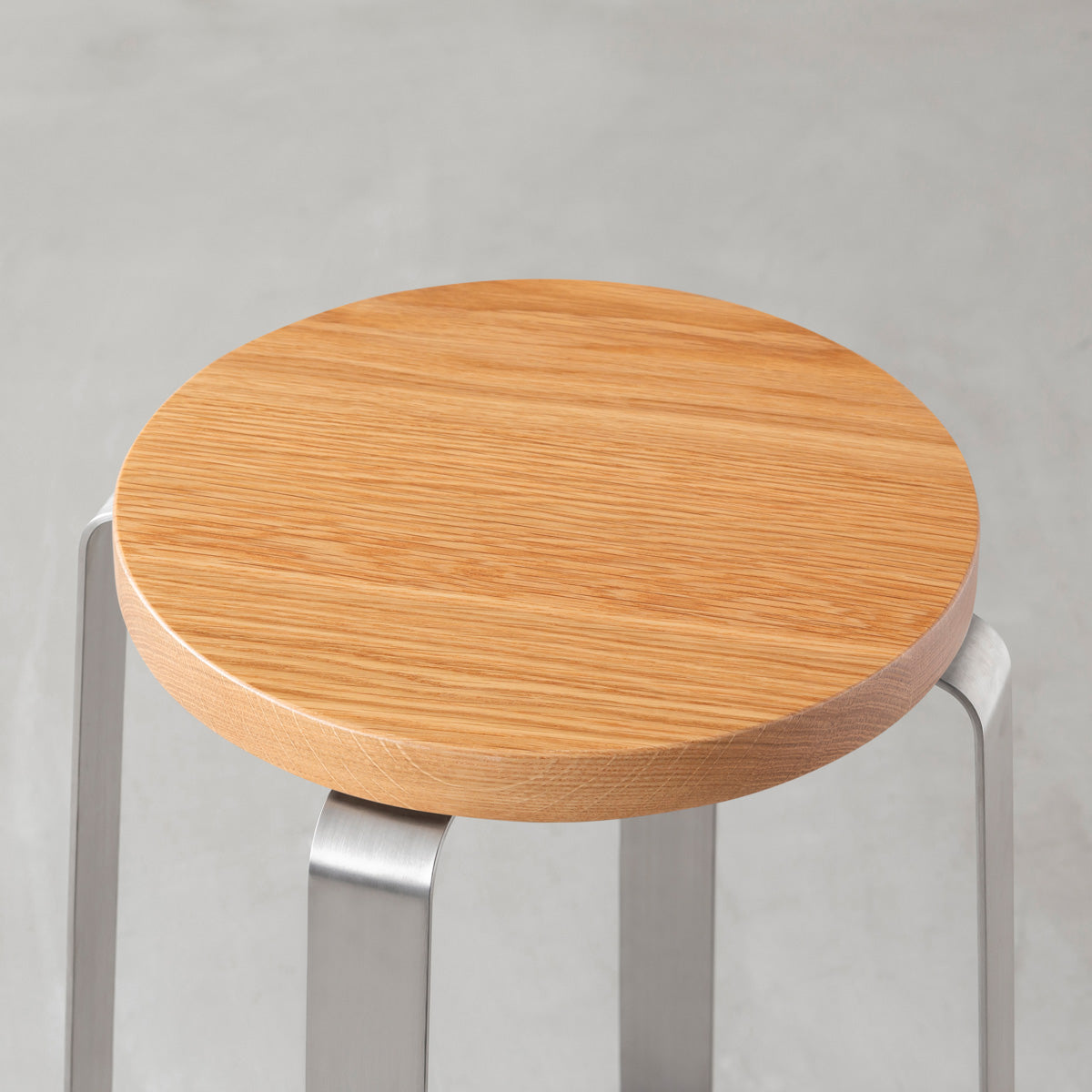 KANADEMONOの無垢ホワイトオーク Round座面とステンレスのCross Plate脚を合わせたシンプルモダンなハイスツール（座面）