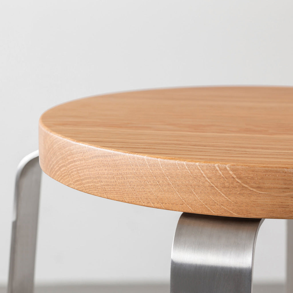 KANADEMONOの無垢ホワイトオーク Round座面とステンレスのCross Plate脚を合わせたシンプルモダンなハイスツール（座面側面）