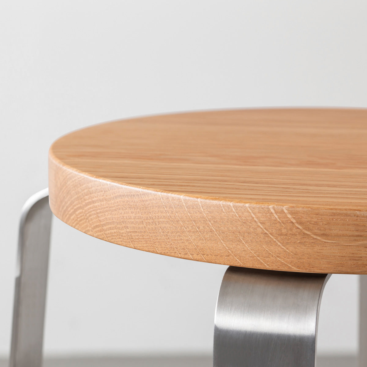 KANADEMONOの無垢ホワイトオーク Round座面とステンレスのCross Plate脚を合わせたシンプルモダンなハイスツール（座面側面）