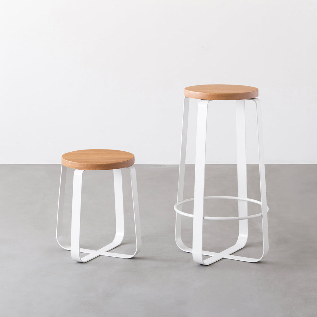 KANADEMONOの無垢ホワイトオーク Round座面とホワイトのCross Plate脚を合わせたシンプルモダンなハイスツール（スタンダード比較）