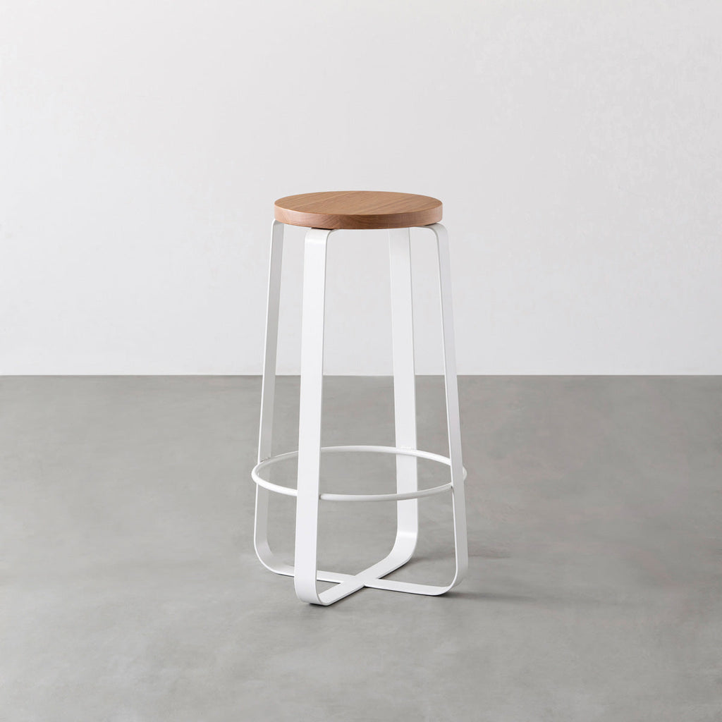 KANADEMONOの無垢ホワイトオーク Round座面とホワイトのCross Plate脚を合わせたシンプルモダンなハイスツール