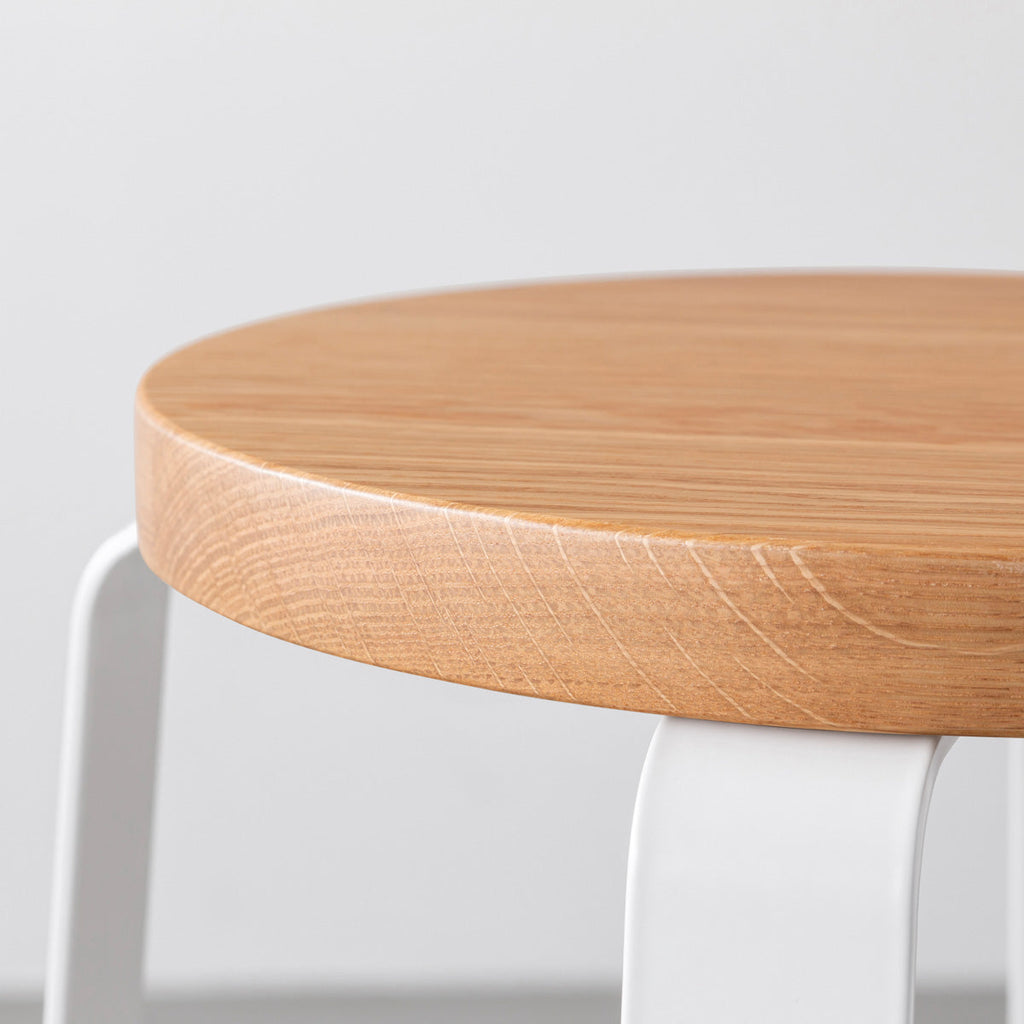 KANADEMONOの無垢ホワイトオーク Round座面とホワイトのCross Plate脚を合わせたシンプルモダンなハイスツール（座面側面）