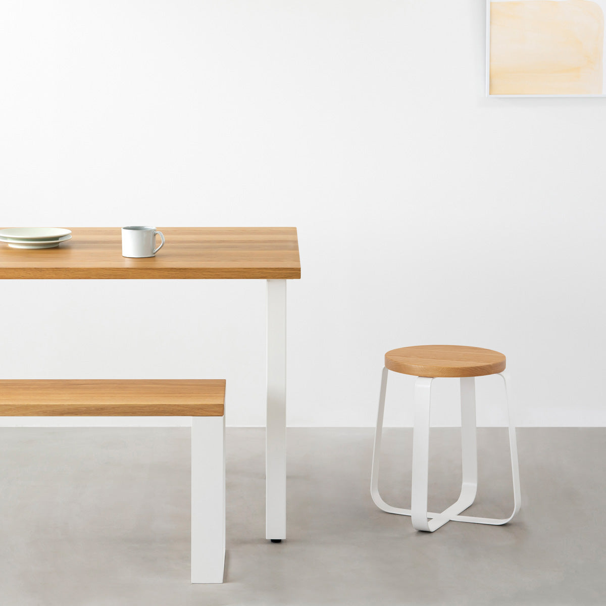 KANADEMONOの無垢ホワイトオーク Round座面とホワイトのCross Plate脚を合わせたシンプルモダンなスツール（使用例）