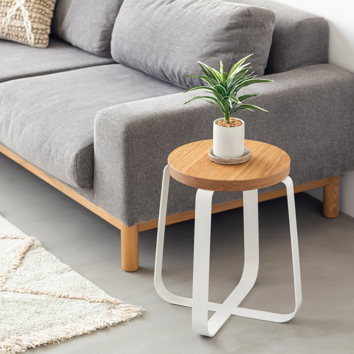 KANADEMONOの無垢ホワイトオーク Round座面とホワイトのCross Plate脚を合わせたシンプルモダンなスツール（使用例2）