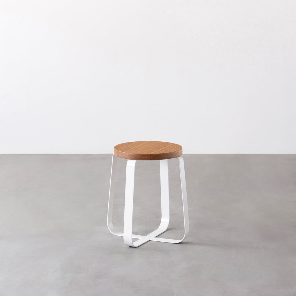 KANADEMONOの無垢ホワイトオーク Round座面とホワイトのCross Plate脚を合わせたシンプルモダンなスツール