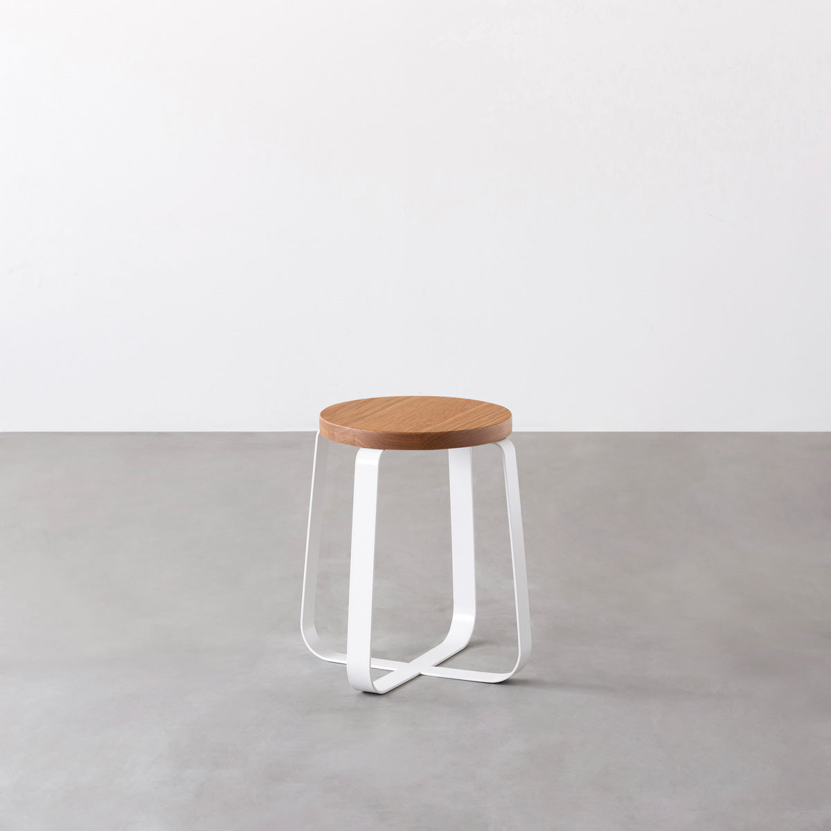 KANADEMONOの無垢ホワイトオーク Round座面とホワイトのCross Plate脚を合わせたシンプルモダンなスツール